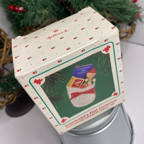 ✨Vintage✨ 1985 Hallmark “Grandchild’s First Christmas” ornament. - Picture 2 of 5